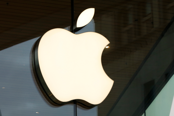 Американският техногигант вдига заплатите на работниците си в магазините с