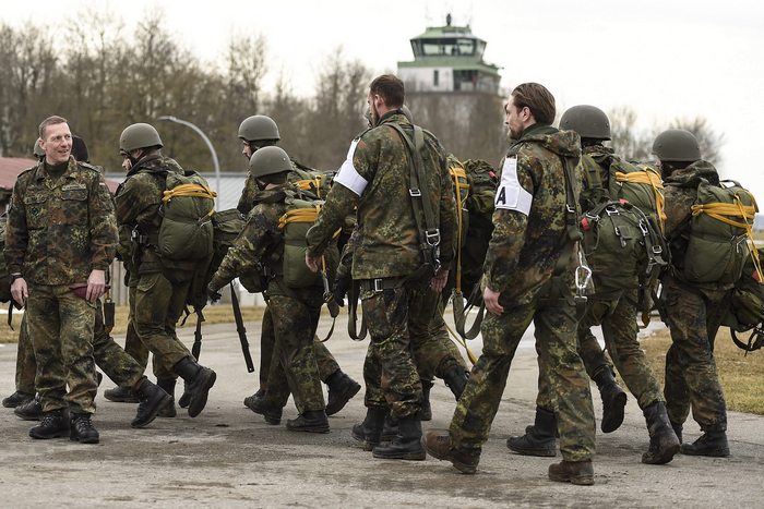 Прокуратурата в Дюселдорф обвини днес в шпионаж бивш офицер от
