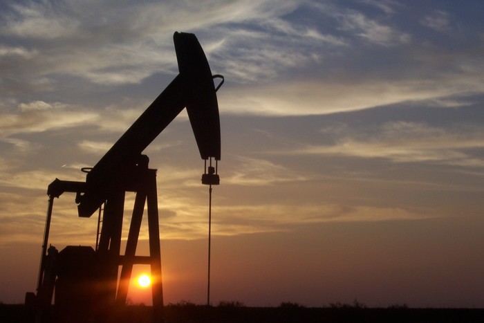 Цените на петрола скочиха рязко след като Русия атакува Украйна