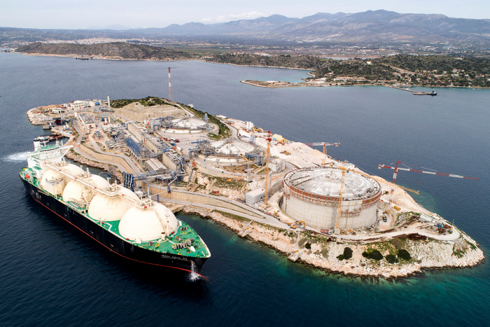 Ревитуса гръцкият егейски газов терминал и увеличените товари на втечнен