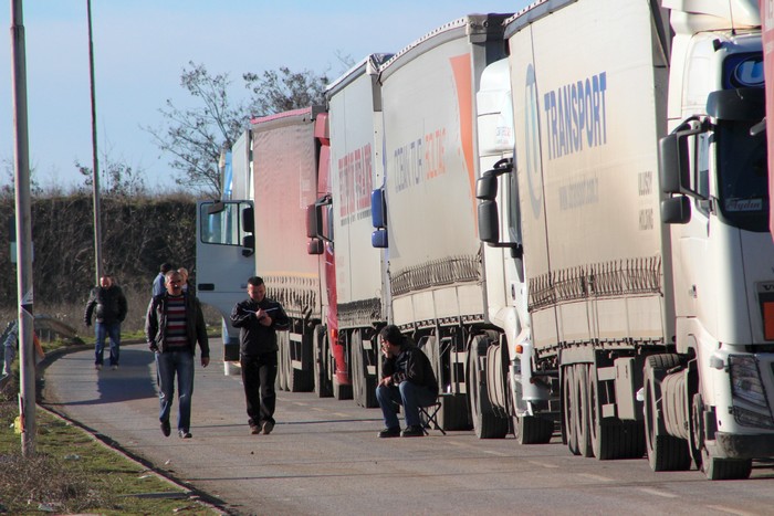 Стотици товарни автомобили са се струпали на турския ГКПП Хамзабейли