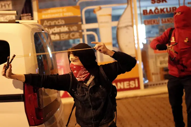 Сълзотворен газ пак плъзна в Истанбул