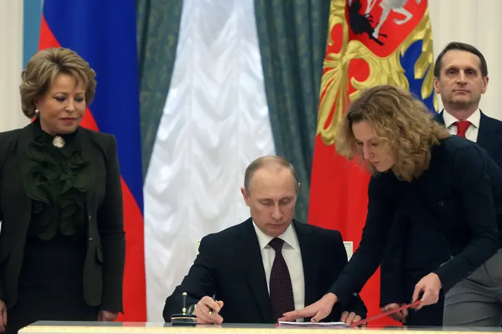 Точка. Путин сложи подписа за присъединяването на Крим