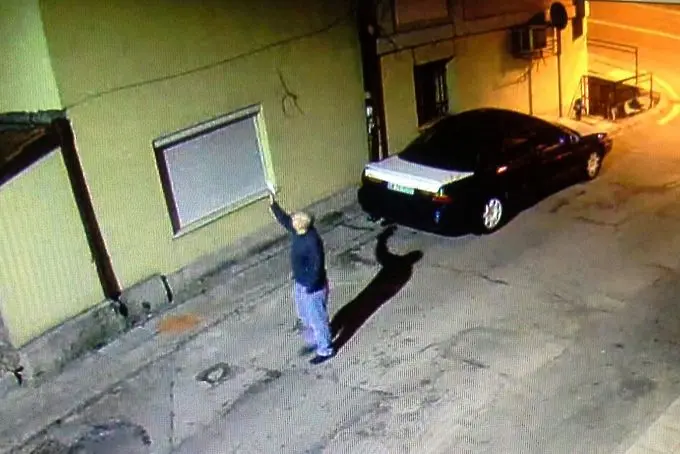 Мъж стреля с газов пистолет под прозореца на Бареков
