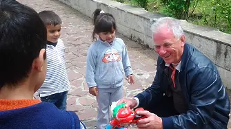Д-р Здравко Георгиев лекува сирийски деца в Банкя