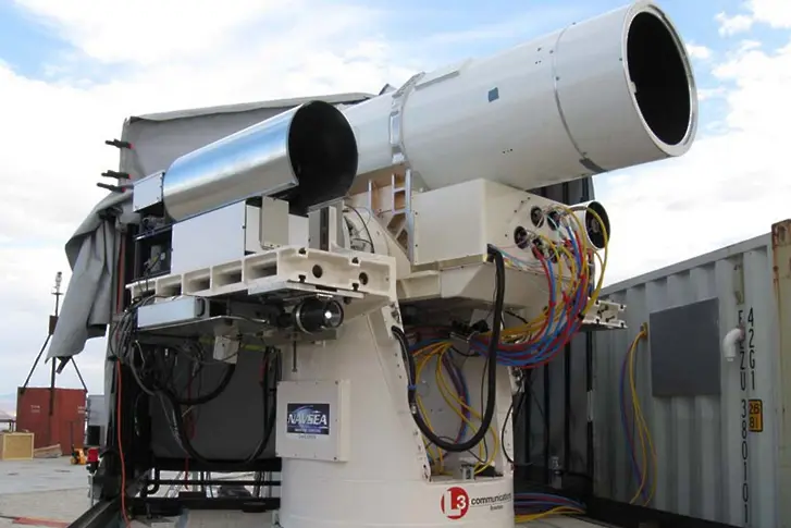 Лазерни оръдия и електромагнитни ракети на невидим US кораб