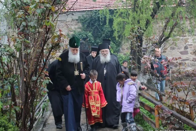 Патриарх Неофит отиде при отец Иван в Нови хан