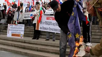Горящият флаг на ЕС забелязан само от десните и от... Москва