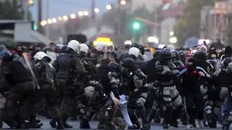 27 арестувани, десетки ранени при етнически размирици в Скопие