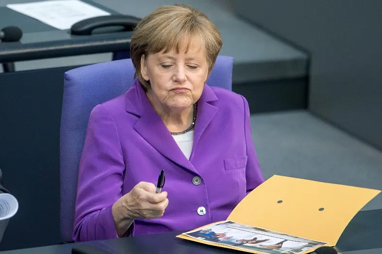 Зоват Меркел да се оттегли от шефския пост в партията