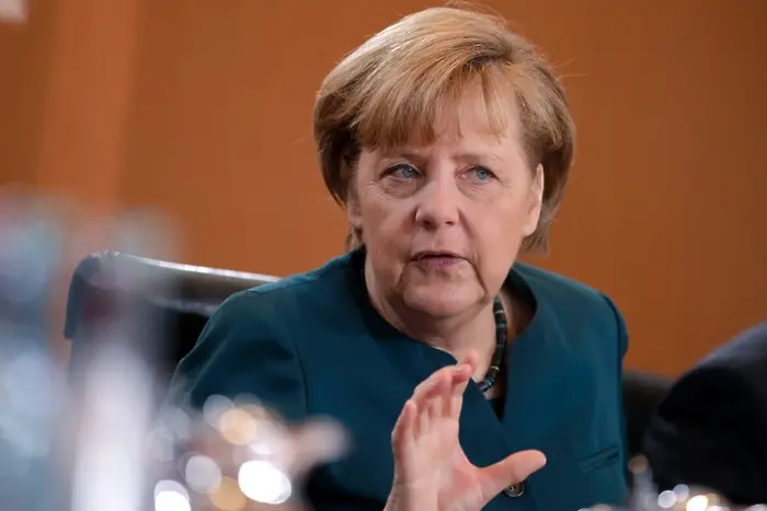 Меркел стои на няколко стола