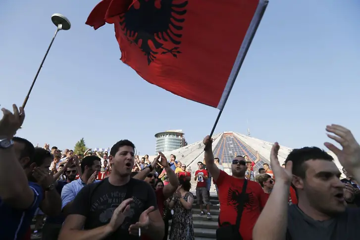 Албания и Косово пламнаха заради присъди в Македония