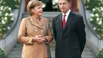 Едно момиченце порасна: Ангела Меркел и на 60 години няма умора