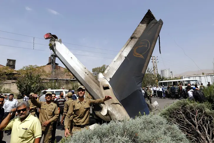 Самолет уби 39 души в Иран, 9 оцелели (обновена)