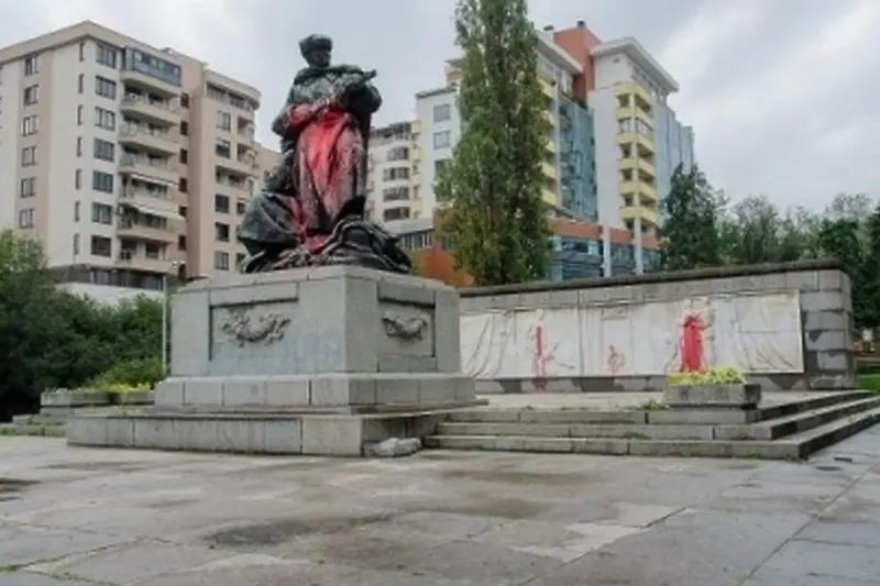 Русия гневна от оскверняване на съветски паметник у нас