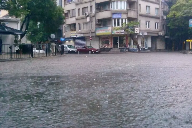 Пороен дъжд с градушка във Варна (обновена+видео)