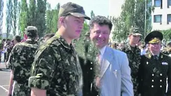 Синът на Порошенко е доброволец на фронта