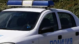Кола удари полицай, докато проверява друг автомобил