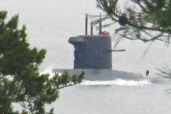 Два руски кораба подсигуряват подводницата в Швеция?