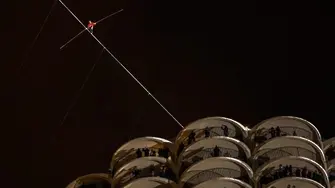 Акробат мина по въже между небостъргачи с вързани очи