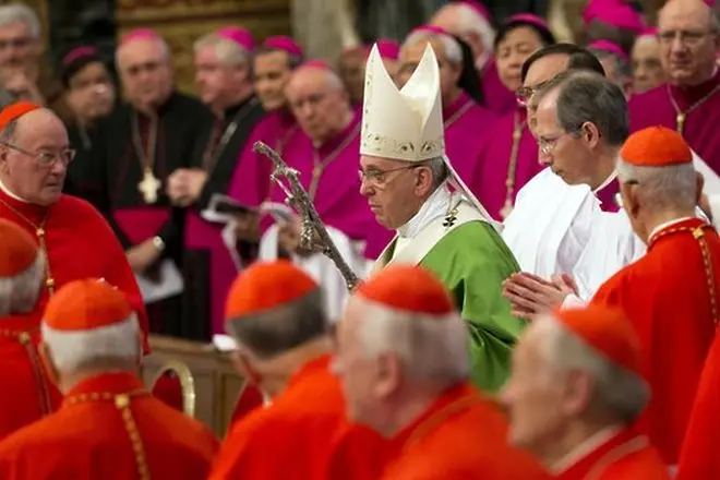 Папата иска епохални промени в исторически синод за семейството