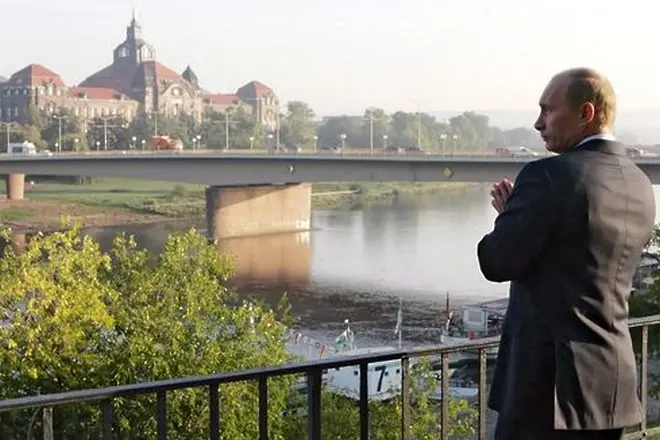 Красива шпионка дебнела Путин в Дрезден