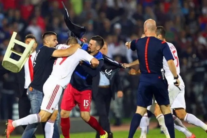 УЕФА наложи тежки наказания на Сърбия и Албания