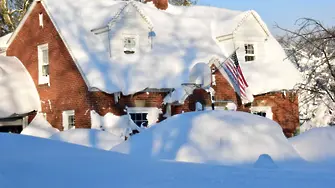 Хиляди хора в снежен капан в САЩ (снимки)