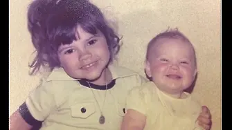 Виктория Бекъм показа своя детска снимка със сестра си