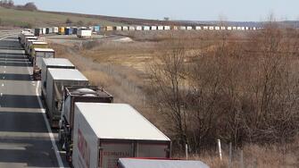 Заради строгите пандемични правила и недостатъчно транзитни визи за Шенген