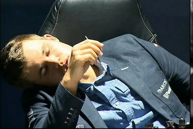 Световният шампион по шахмат заспа по време на партия (обновена)