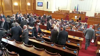Парламентът започна с впечатляващ кворум