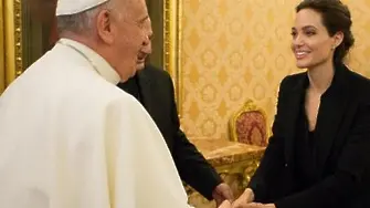 Джоли целуна пръстена на папата