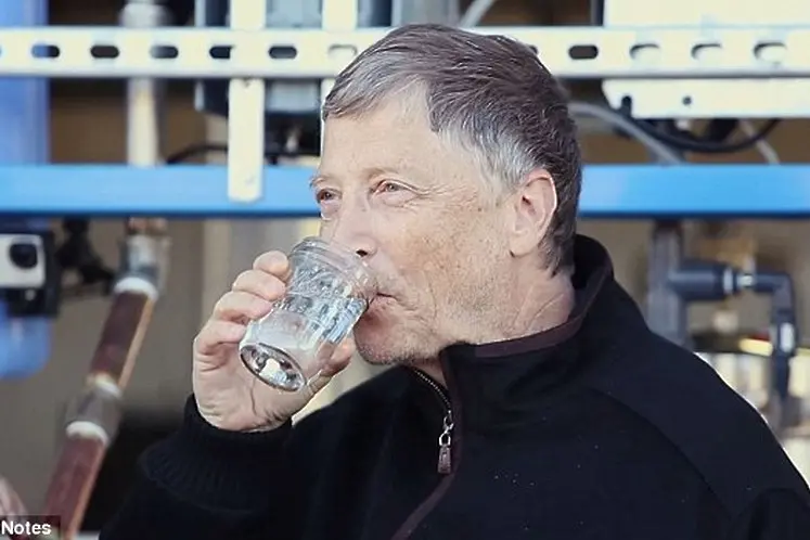 Бил Гейтс пи фекална вода