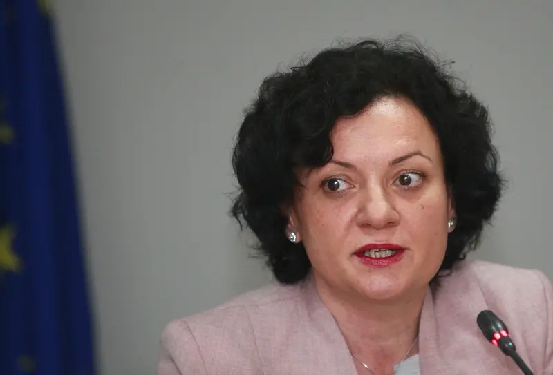 Министър Василева дала на прокурор 