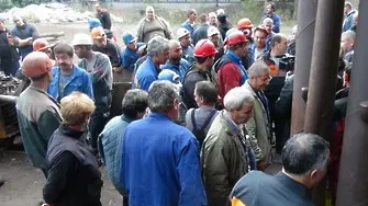 45 миньори обявиха стачка под земята, прекратиха след 13 часа (обновена)