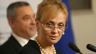 Карастоянова иска от медиите съвети, но не и въпроси