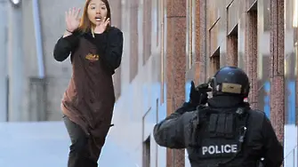 Ислямски терорист държи десетки заложници в Сидни (снимки)