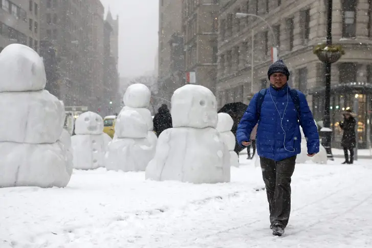 Снежна буря превърна Ню Йорк в град призрак (снимки)