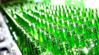 Производител на бира сменя стъклените бутилки с картон