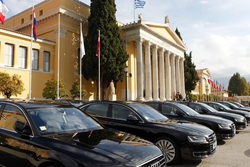 Икономии: Ципрас забранява правителствените лимузини