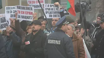 Атакист развя плакат срещу Плевнелиев в Сливен