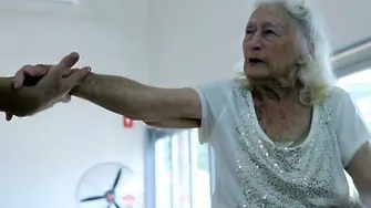 100-годишна балерина пред премиера в Сидни (видео)
