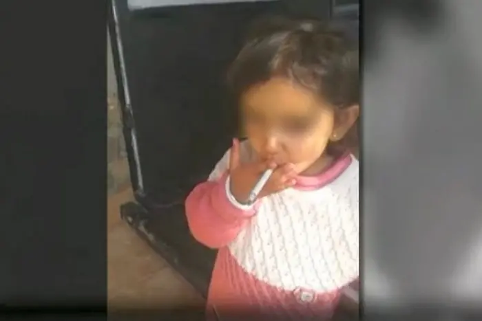 3-годишно дете пуши цигара, майка му го снима (видео)