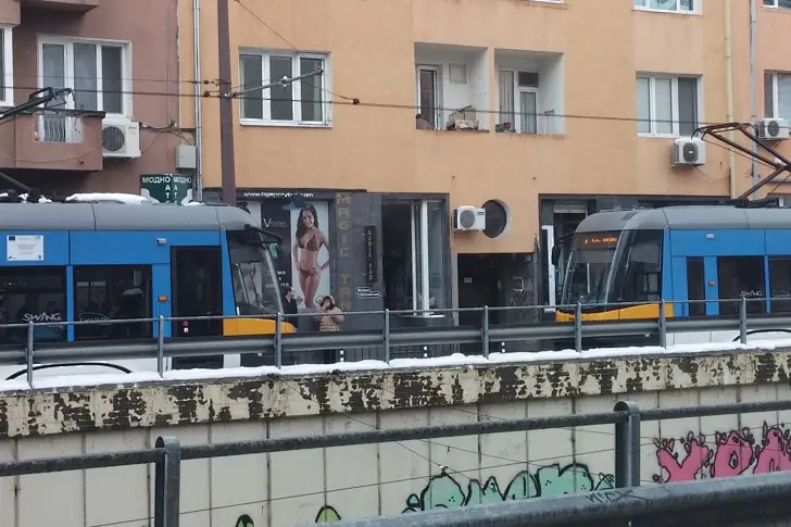 Два трамвая на косъм от сблъсък (снимка)