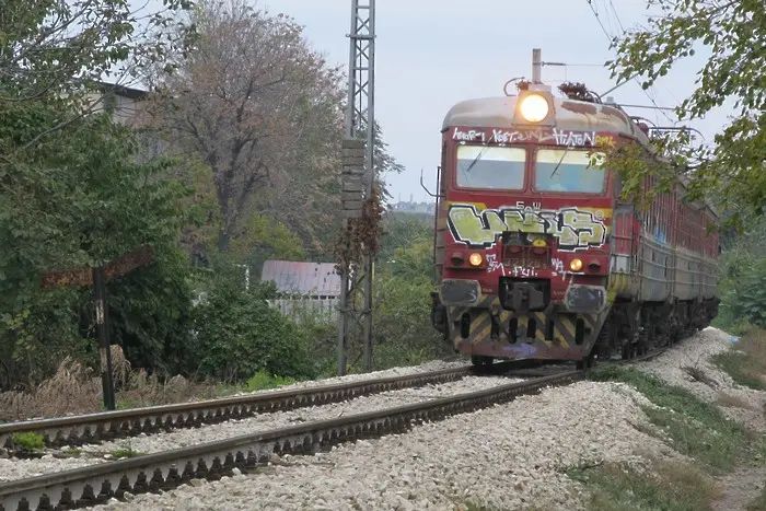 Влак блъсна кола в Сливенско, има две жертви