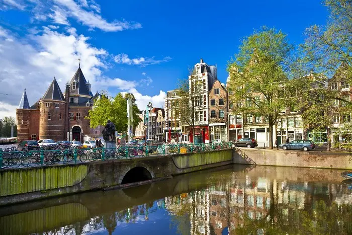 Амстердам и Париж приемат две агенции на ЕС  от Лондон след 