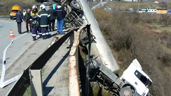 Виж как цистерна увисна на метри над жп линията в Дупница (снимки)