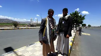 Бунтовници в Йемен плениха военния министър