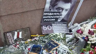 Оскверниха лобното място на Немцов (снимки)